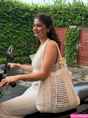 Fiza Choudhary [ fiza-choudhary ] - You can you look but you cant touch!