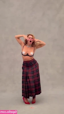 Addison Rae [ addison-rae-3 ] - 🎶 Let me see that thoooong 🎶