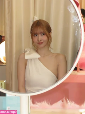 Hirai Momo [ hirai-momo ] - Buff girls in bunny suits?