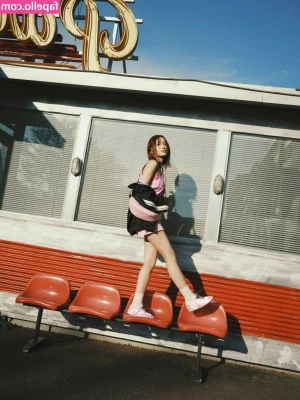 Hirai Momo [ hirai-momo ] - Will you be my rubber ducky ?