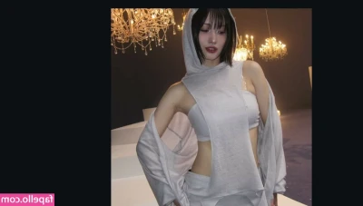 Hirai Momo [ hirai-momo ] - Tease 1/3 de la video qui sors bientôt 👀 Avec @bebetocooo