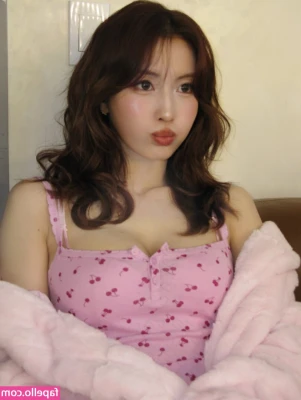 Hirai Momo [ hirai-momo ] - Tip me what you can and I’ll send you the photos I took on the