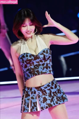 Hirai Momo [ hirai-momo ] - Good morning ☀️💖 New posts coming later!  Not doing very well