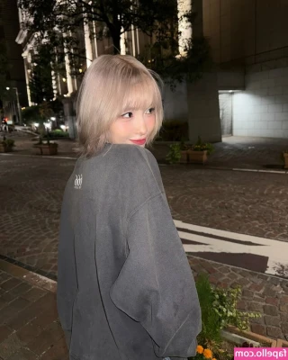 Hirai Momo [ hirai-momo ] - I want a print of your hand here after your slap 😊