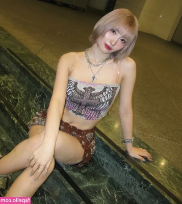 Hirai Momo [ hirai-momo ] - 🇺🇲 Hey bb! 🤭 Have you seen my last package? 📬🎁 