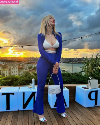 Hande Sarıoğlu [ hande-sarioglu ] - Getting the perfect picture for you all to cum over   Check your