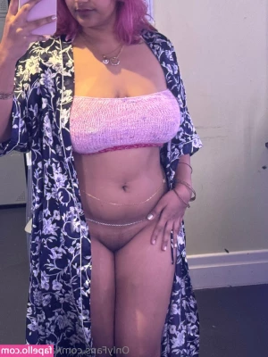 lakshmiaow - Quieres ver como me quito el tanguita rojo 🥵