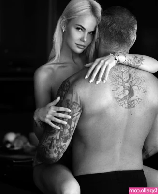 Sofya Zhuk [ sofya-zhuk ] - Buon Natale amore 🎅 sto aspettando il tuo regalo 🎁 ( una mancia