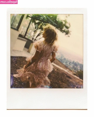 Emily Rudd [ emily-rudd ] - everyone loves a rooftop