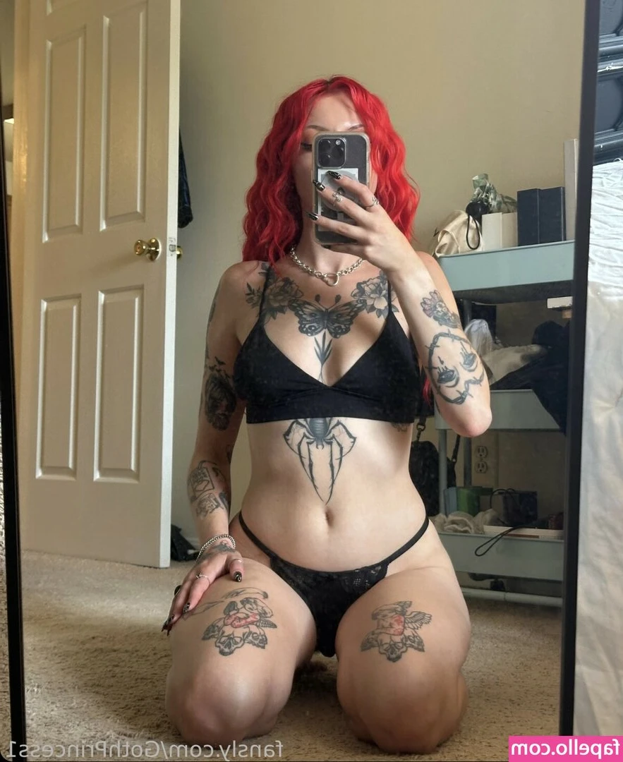 Gothprincess1 - When your girlfriend is trying to complete a work deadline and your