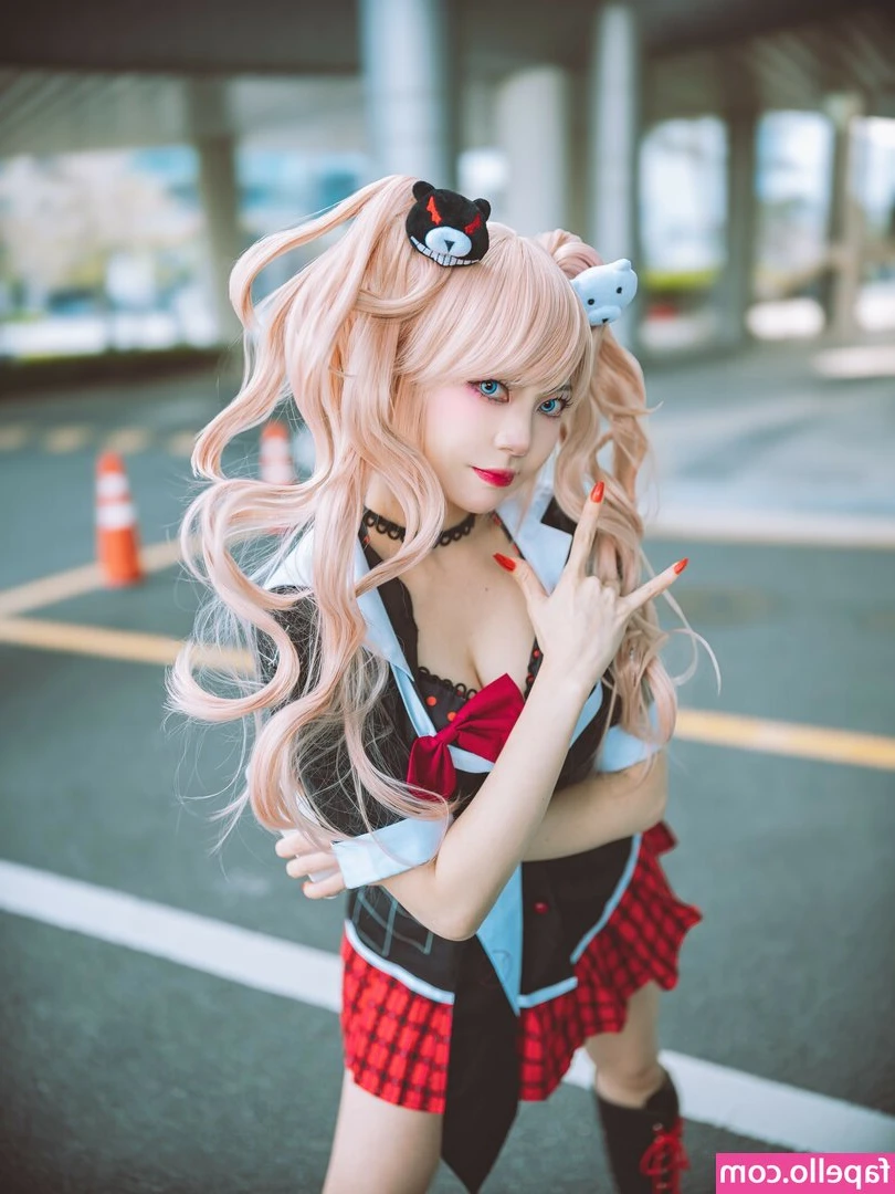 Plumy_ [ plumy ] - My pussy was soooo juicy. Whoever’s in the hotel room next to me