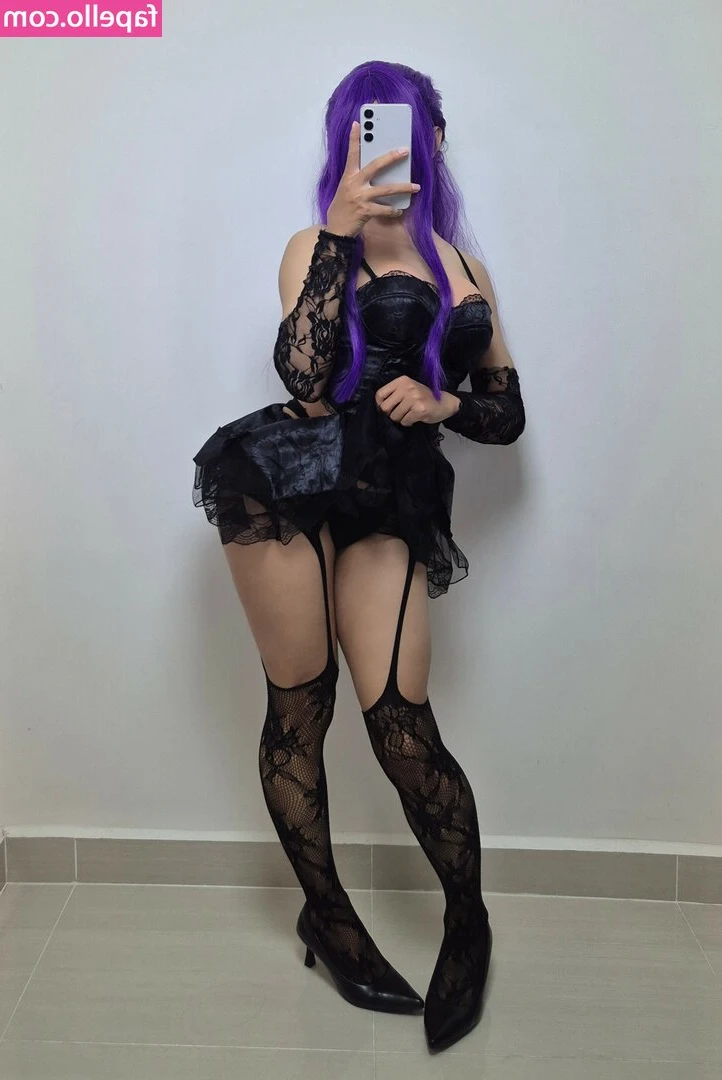 VixxieVie - Who wants to play some pool 🤪