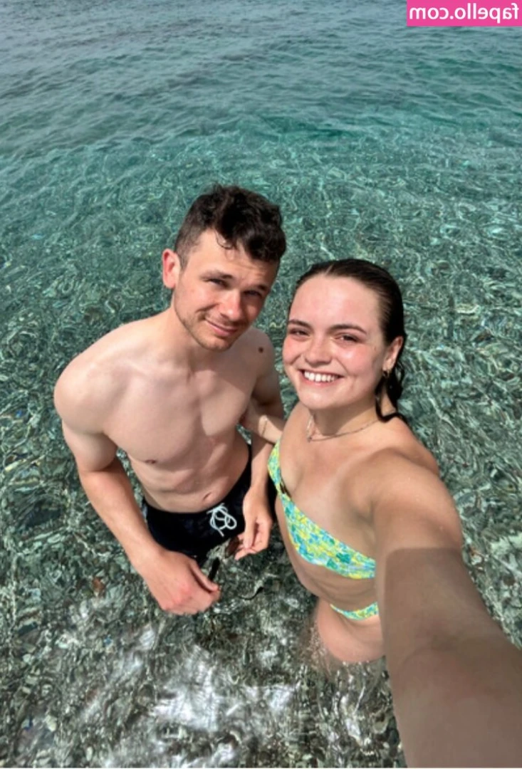 Lauren Lindsay [ lauren-lindsay ] - video Whip practice on a windy roof in Santorini, Greece 💥 The