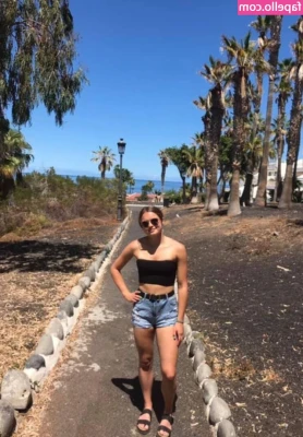 Lauren Lindsay [ lauren-lindsay ] - Bare booty and soles.. this is most def the most you’ve ever seen