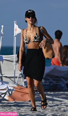 Jessica Alba [ jessica-alba-1 ] - On vacation having a drink with my bare feet up
