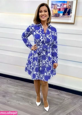 Susanna Reid [ susanna-reid ] - 咩話？  你鐘意 係女人面前 #扮狗 咁比女人玩？？ 