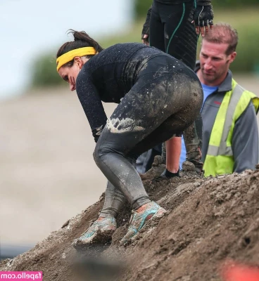 Susanna Reid [ susanna-reid ] - Calves for days at the beach