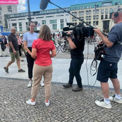 Susanna Reid [ susanna-reid ] - Haciendo un rico sexting  usando éste juguete que me encanta