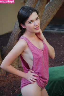 Serena Wood [ serena-wood ] - Which of my content do you want to see more of? Solo vs. BG