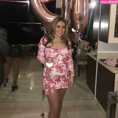 Sophie Williams [ sophie-williams ] - It's spooooky season! 👻 But can you make me scream tonight Daddy?