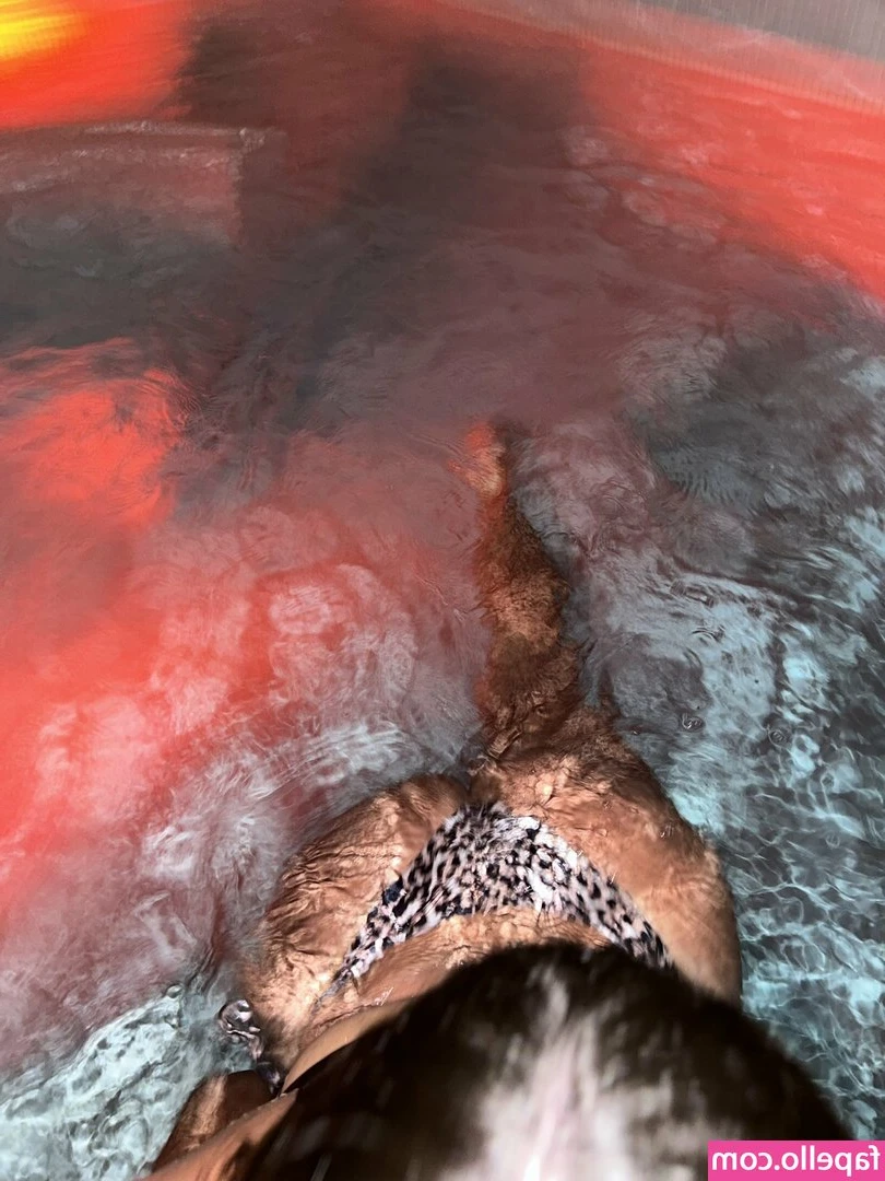 micaelapinela - Hello room service? What did you bring me?