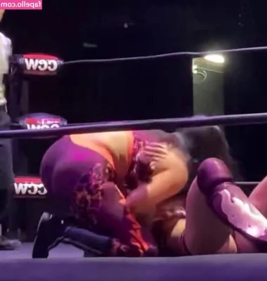 Izzy Moreno [ izzy-moreno ] - Look at my cute phone strap and not my giant tits. 🤪
