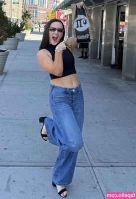 Izzy Moreno [ izzy-moreno ] - I did a spur of the moment livestream from the dressing room and
