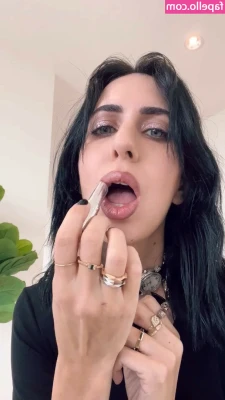 Hila Klein [ hila-klein ] - Well hello there.. so glad it's Friday!