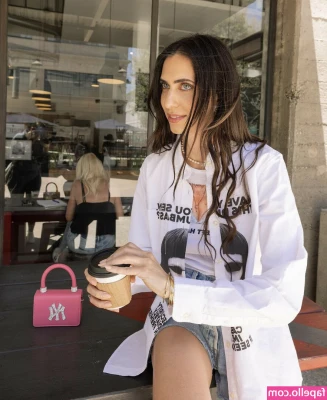 Hila Klein [ hila-klein ] - Oop forgot to wear panties with my skirt again😜🤫