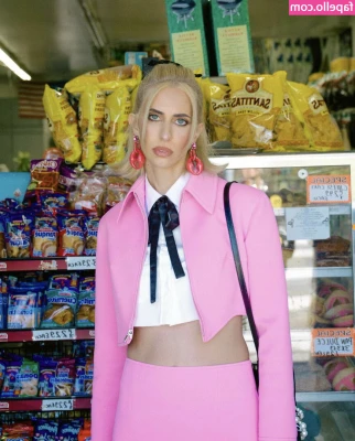 Hila Klein [ hila-klein ] - Hey guys 😏