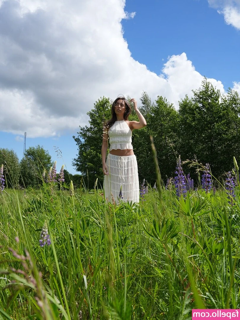 Bianca Santos Lindström [ bianca-santos-lindstrom ] - Ik laat mijn kut zien, buiten op de trap!