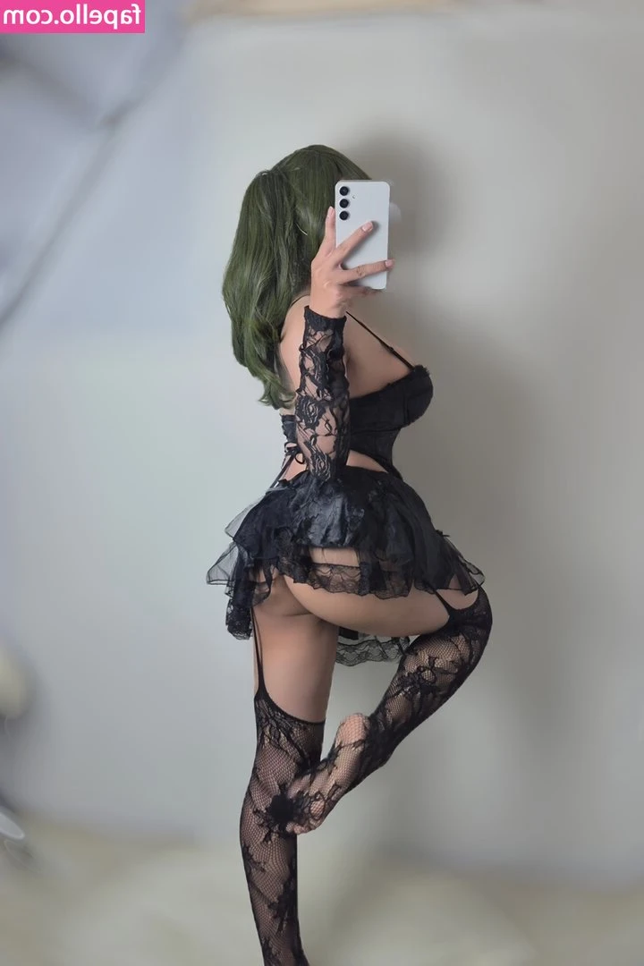 VixxieVie Content [ vixxievie-content ] - i look tall from this angle🍑🤭👀