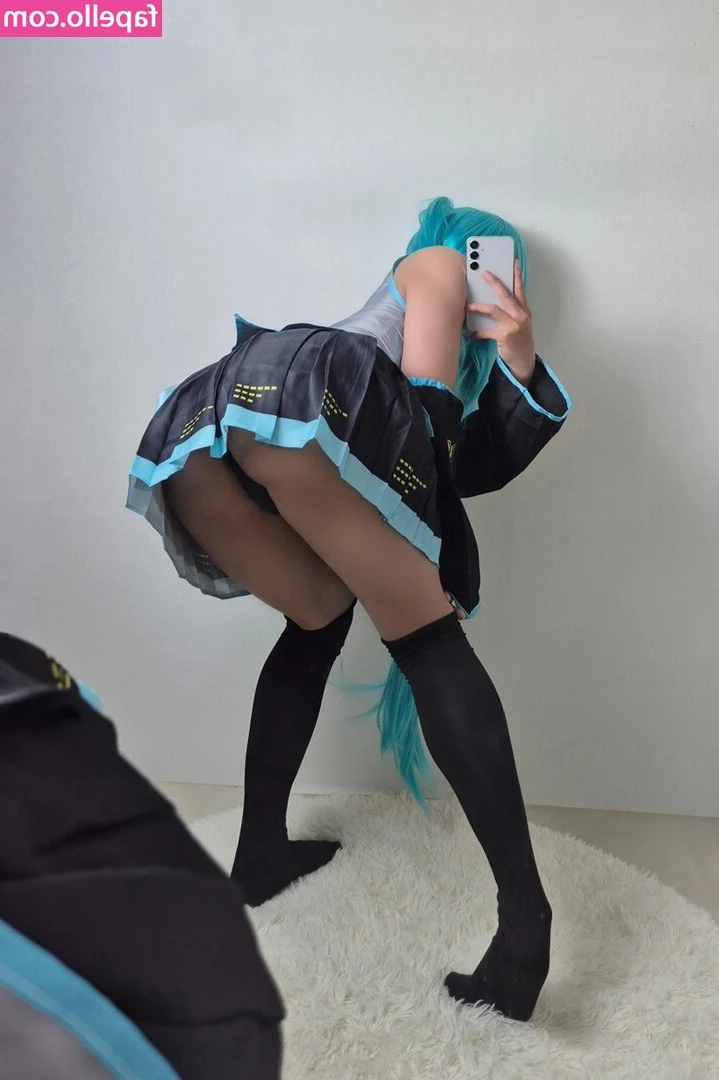 VixxieVie Content [ vixxievie-content ] - Playing with my cutest pillow 😇