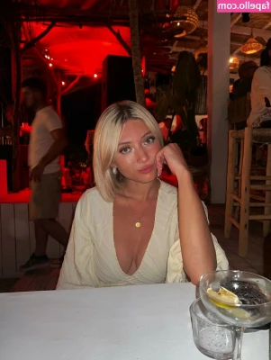 Hello__iris [ hello-iris ] - Would you dress me up? 🥺