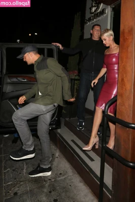 Katy Perry [ katy-perry-2 ] - hand bra??