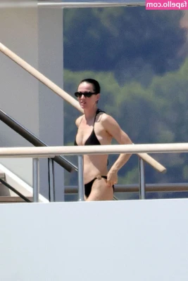 Katy Perry [ katy-perry-2 ] - Friiiiday mood 🥰 Check your dms for more