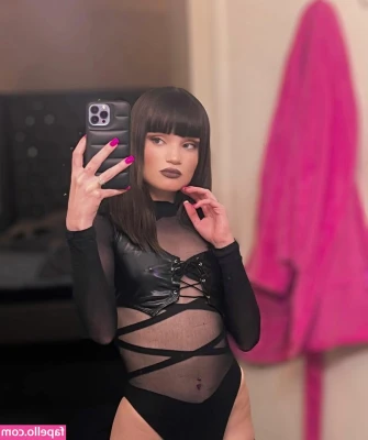 Rebeilish - Looking good!! 🤤 #boobielicious