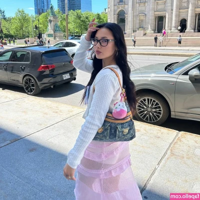 Victoria Rawlings [ victoria-rawlings ] - Guess who's back 🦈