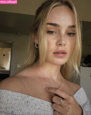 Alice Kristiansen [ alice-kristiansen ] - I know it’s a just selfie but I hope it makes your day! ❤️