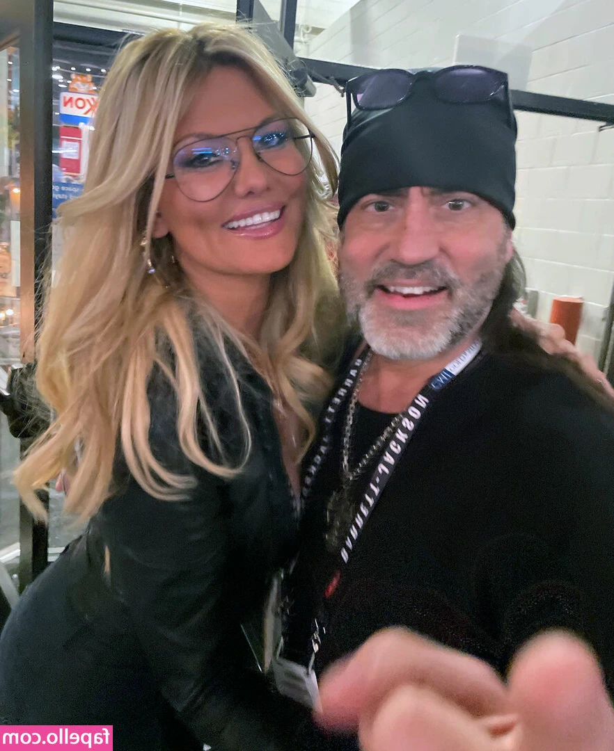 Courtneyhansen - Getting warmed up 🤗