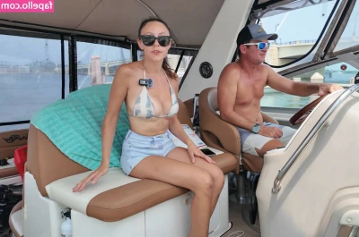 Sailing Doodles [ sailing-doodles-1 ] - Uma parada na estrada rodovia para uma foto exibicionista....