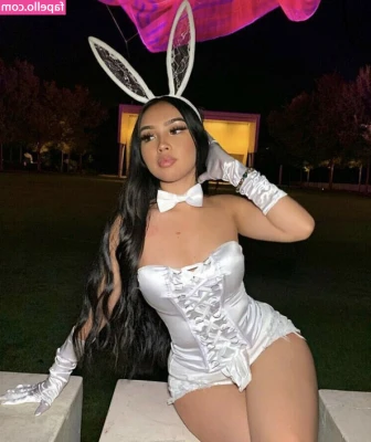 Julianarmah - I took a cute set on a public hiking trail where I pull my pants down