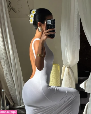 Iffat Marash [ iffat-marash ] - Can I use that tongue? 👅🪑