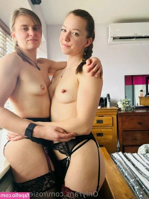 Rosieposie - i take my pants off so i can fuck your mouth! 😈