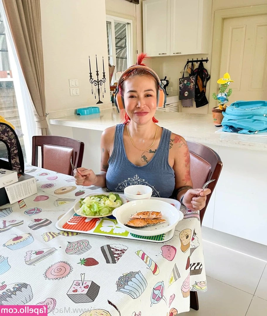 macy_nihongo [ macy-nihongo ] - I think I make a really cute babysitter, don't you?