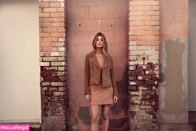 Camila Morrone [ camila-morrone ] - Dripping oil on her tits and rubbing them.