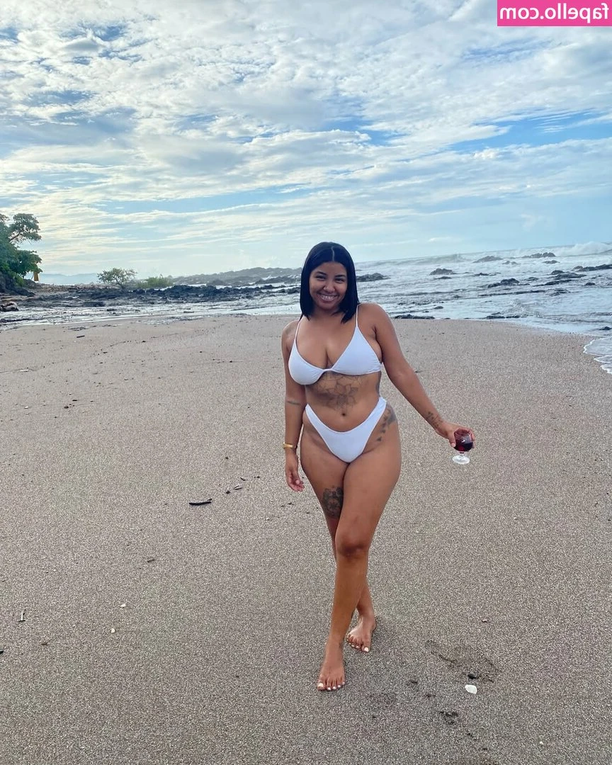 Melanie Noelia [ melanie-noelia ] - Happy Monday! 🤍