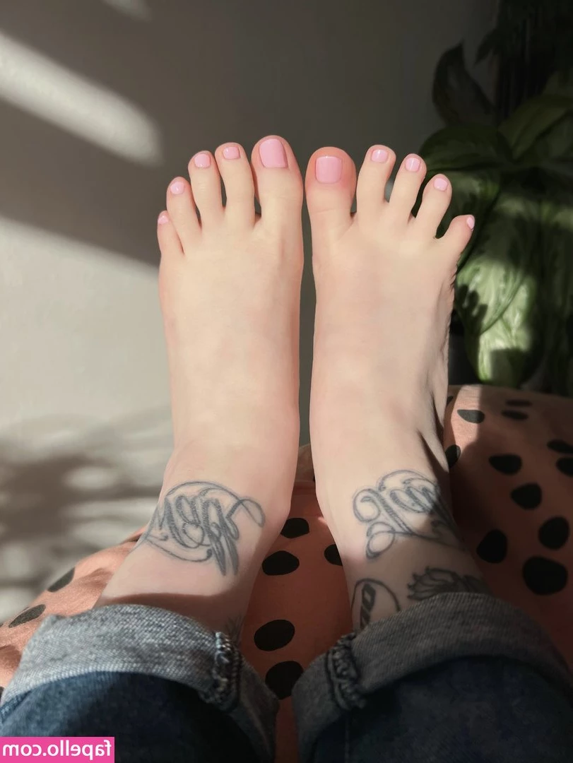 faefeet127 - I can’t stop watching the clock... When will you DM me