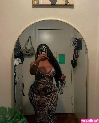 _Trillscott [ trillscott ] - @kristyblack warming up @longwood79 for some naughty fun.