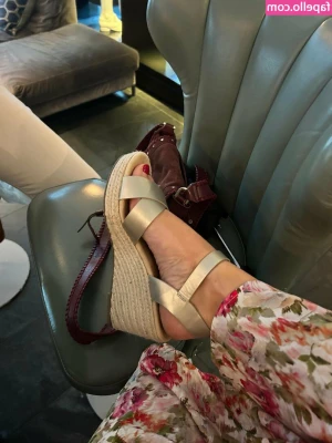 Kate Harrison [ kate-harrison ] - Y’all have been asking for another hanging vid 😉